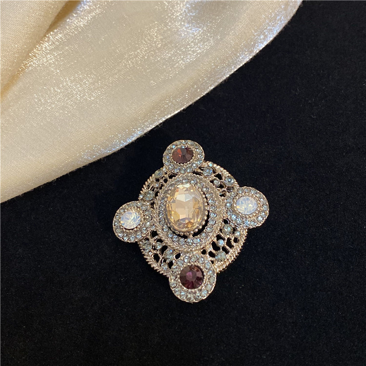Style Vintage Forme C Ovale Fleur Perle D'imitation Alliage Strass Unisexe Broches display picture 3