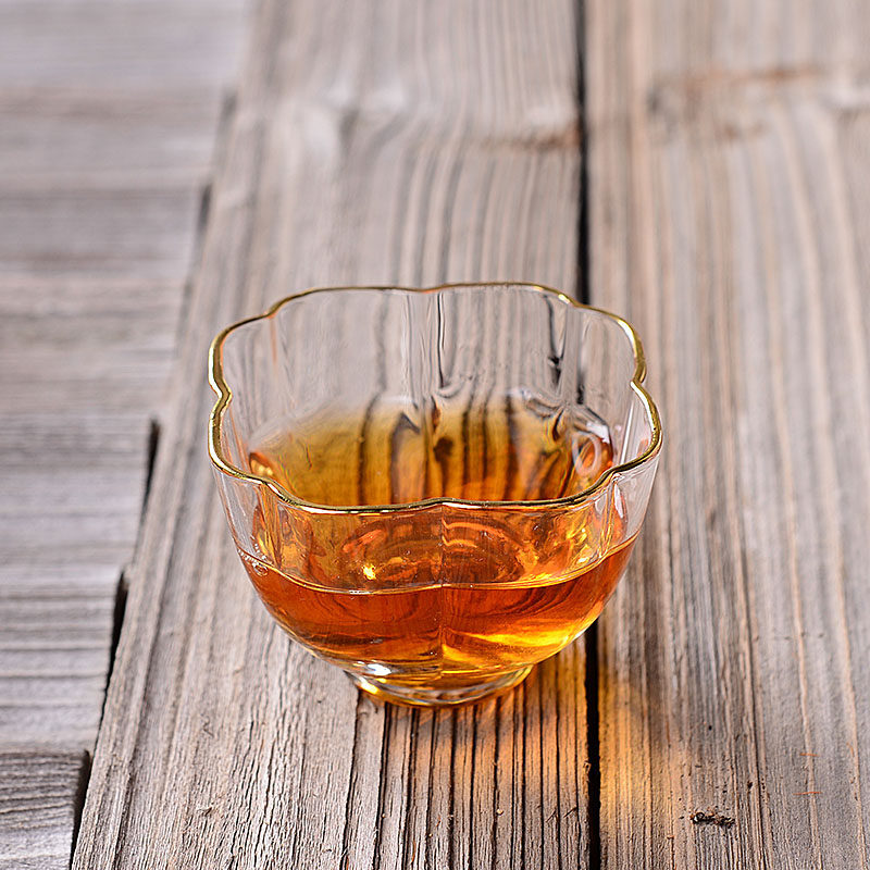 평평한 꽃잎 컵