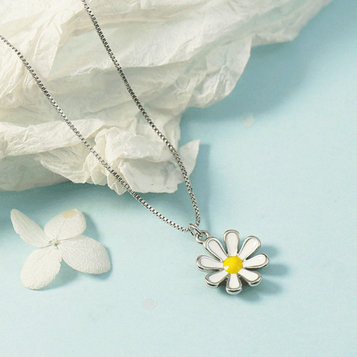 Korean Fashion Oil Drop Small Daisy Pendant Women's Sweet Jewelry Gift Necklace Clamboy Chain Niche Design Gift Girlfriend
