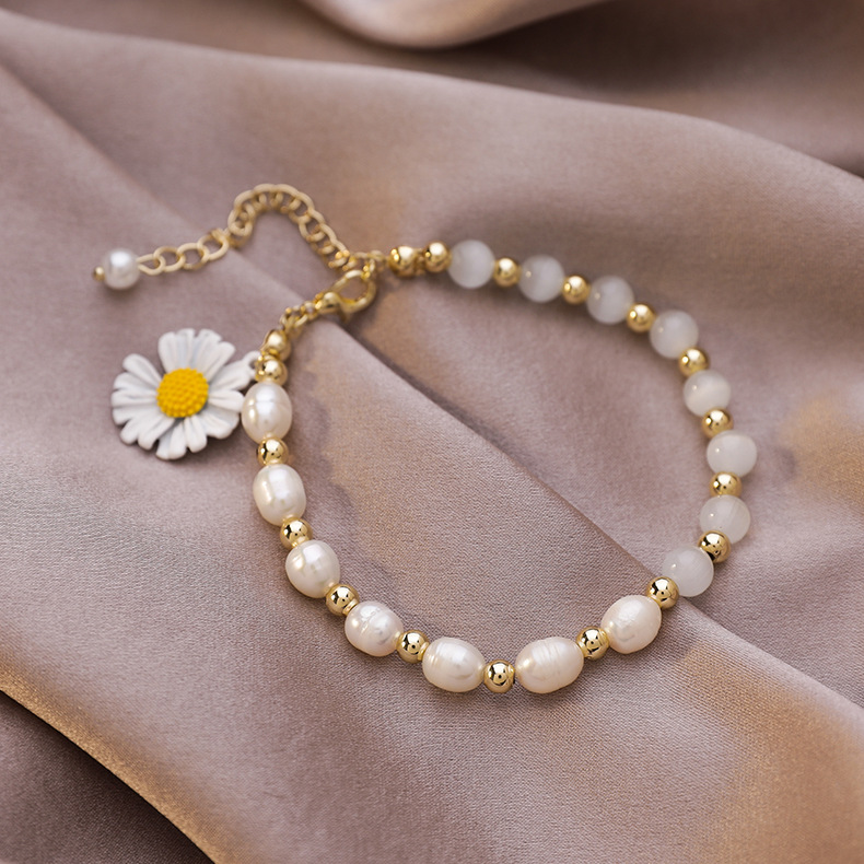 Mori Daisy Flower Bracelet Niche Design Pearl Opal Bracelet Hand Jewelry Wholesale Nihaojewelry display picture 2