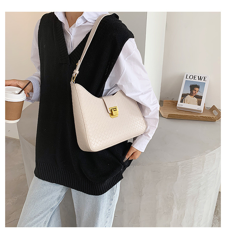 Autumn Ladies One-shoulder Armpit Small New Trendy Fashion Retro All-match Messenger Bag display picture 20