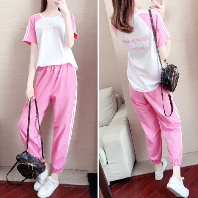 Оптовая Корейская версия свободного студенческого повседневного костюма для женщин 2023 летняя новая мода спортивная одежда в гонконгском стиле комплект из двух предметов