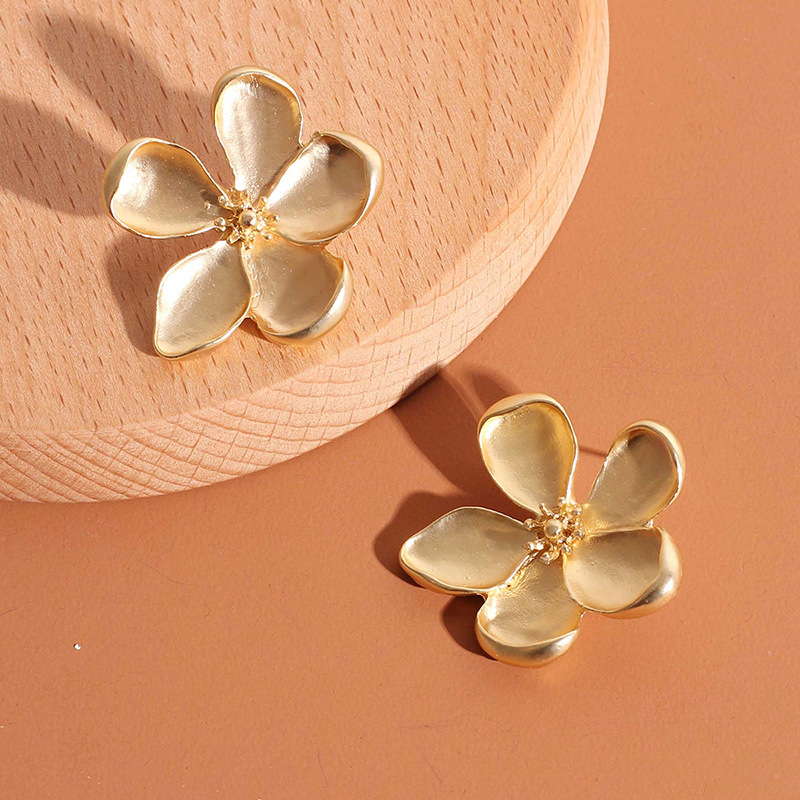 Fashion Three-dimensional Ear Accessories Golden Flower Earrings Matte Metal Fashion Petal Earrings Alloy Earrings Nihaojewelry display picture 2