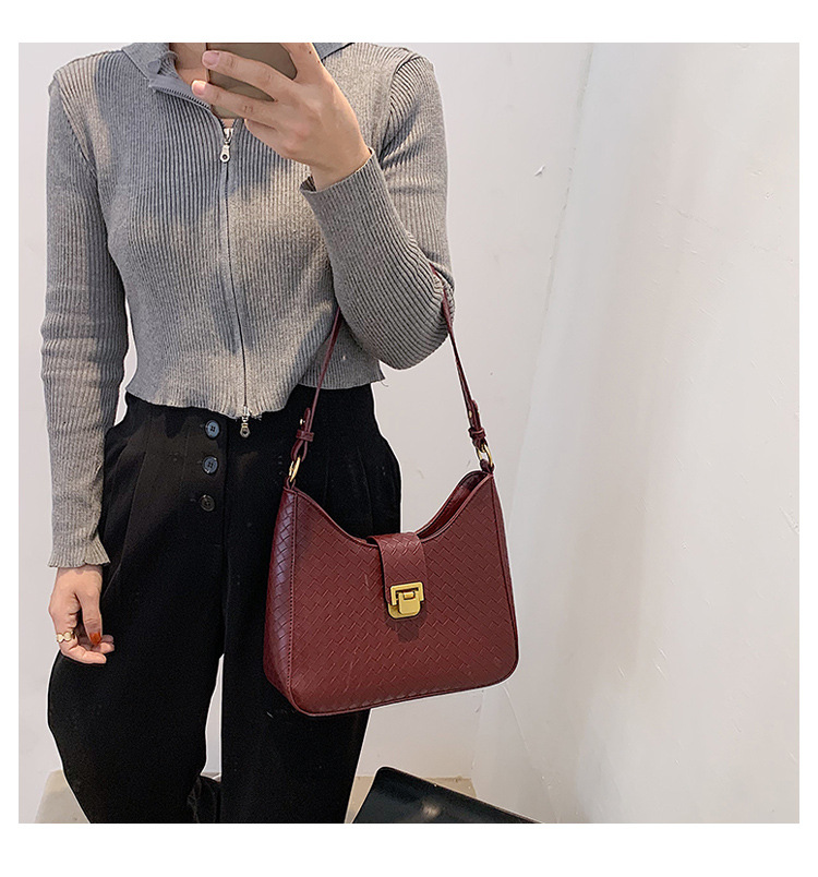 Autumn Ladies One-shoulder Armpit Small New Trendy Fashion Retro All-match Messenger Bag display picture 9