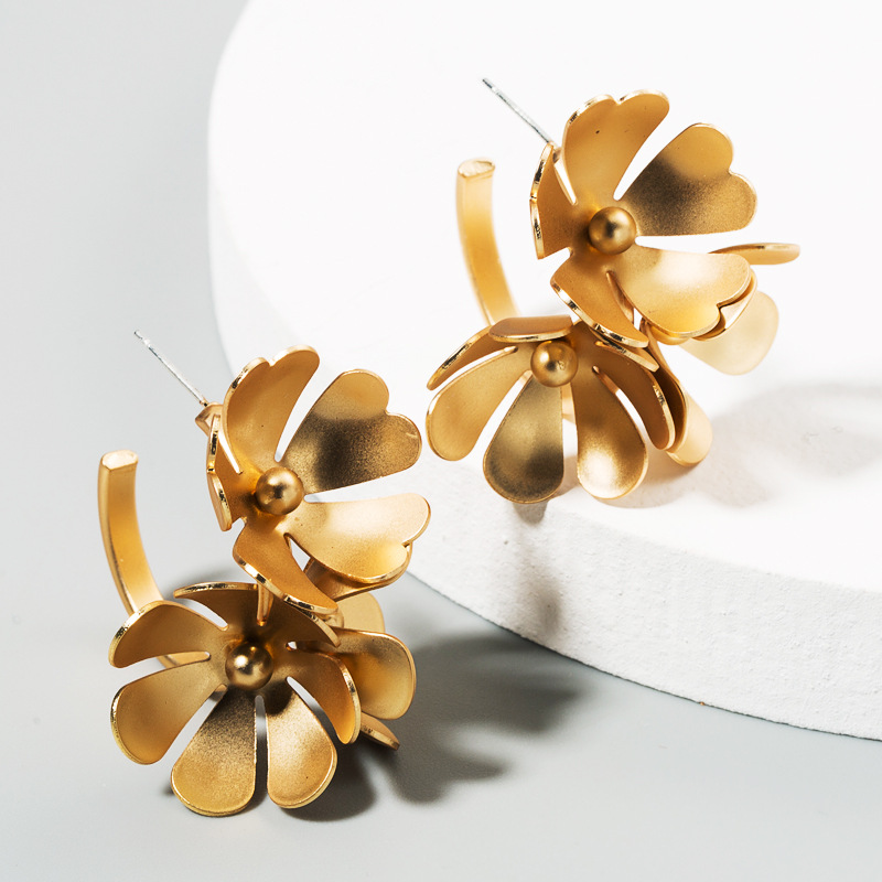 New Fashion Exaggerated Personality Golden Flower Earrings Multi-layer Large Petal Temperament Wild Earrings Wholesale Nihaojewelry display picture 3