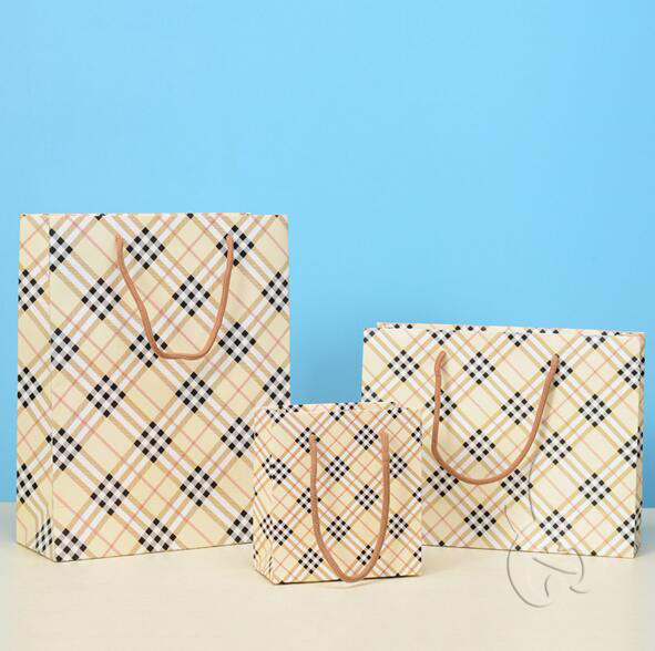 纸质礼品袋适用于日用品，礼品等包装，颜色尺寸款式可定制