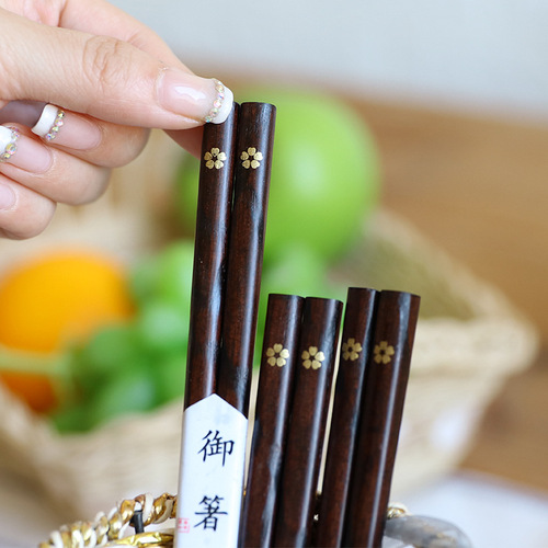 Detomate Japanese style small golden flower wood pointed chopsticks solid wood chopsticks Japanese style tableware street stall hot selling daily chopsticks