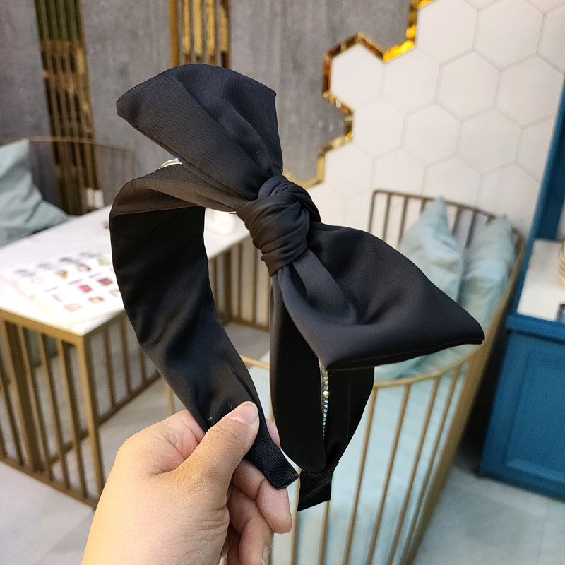 Korean Fashion Wide-brimmed High-end Rabbit Ear Hairband Simple And Exquisite Colored Diamond Hairpin Hairpin Fashion Bow Knot Wholesale Nihaojewelry display picture 9