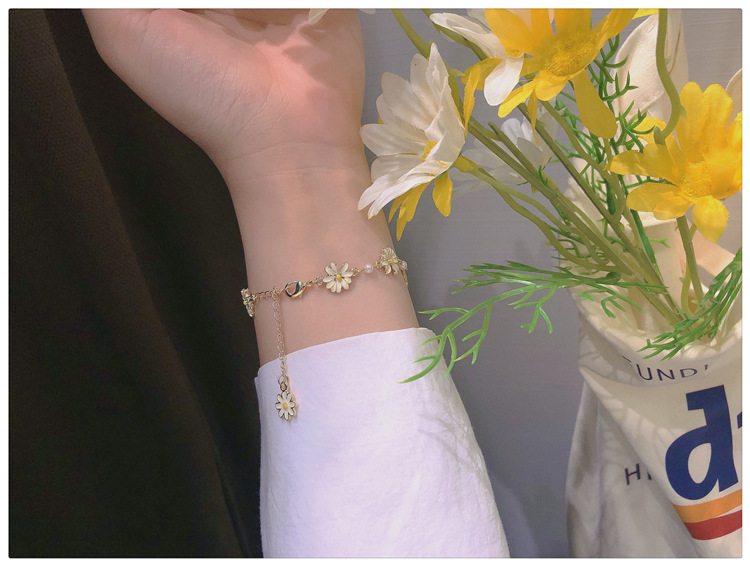 Wholesale of Japanese and Korean fresh sunflower bracelets for women, small daisies, simple ins accessories, the same style as Internet celebrities, factory direct sales pic 24