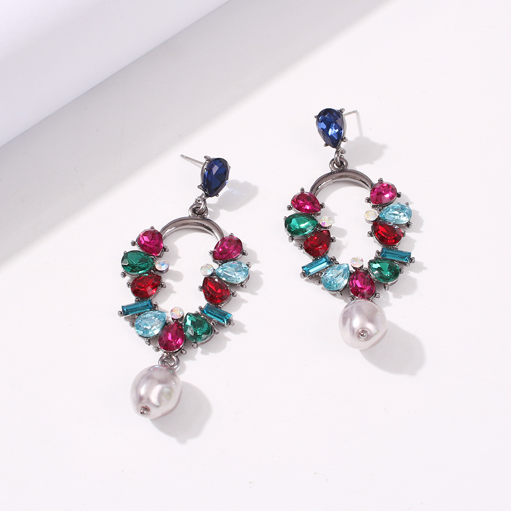Korean New Long Pearl Pendant Earrings Fashion Geometric Hollow Alloy Diamond Earrings display picture 4