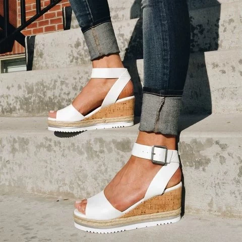 2023 летние новые трансграничные сандалии больших размеров для внешней торговли, женские европейские и американские модные сандалии на танкетке с пряжкой для рта рыбы