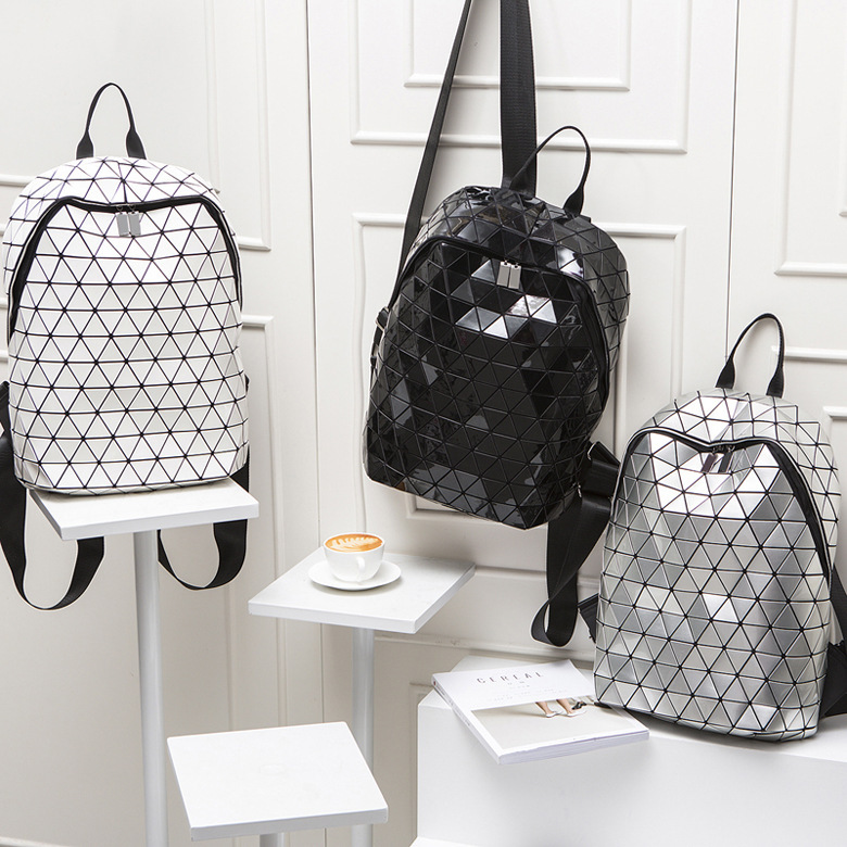 Mochila luminosa a laser geométrica feminina em PU com grade de diamantes da moda_voghion.com