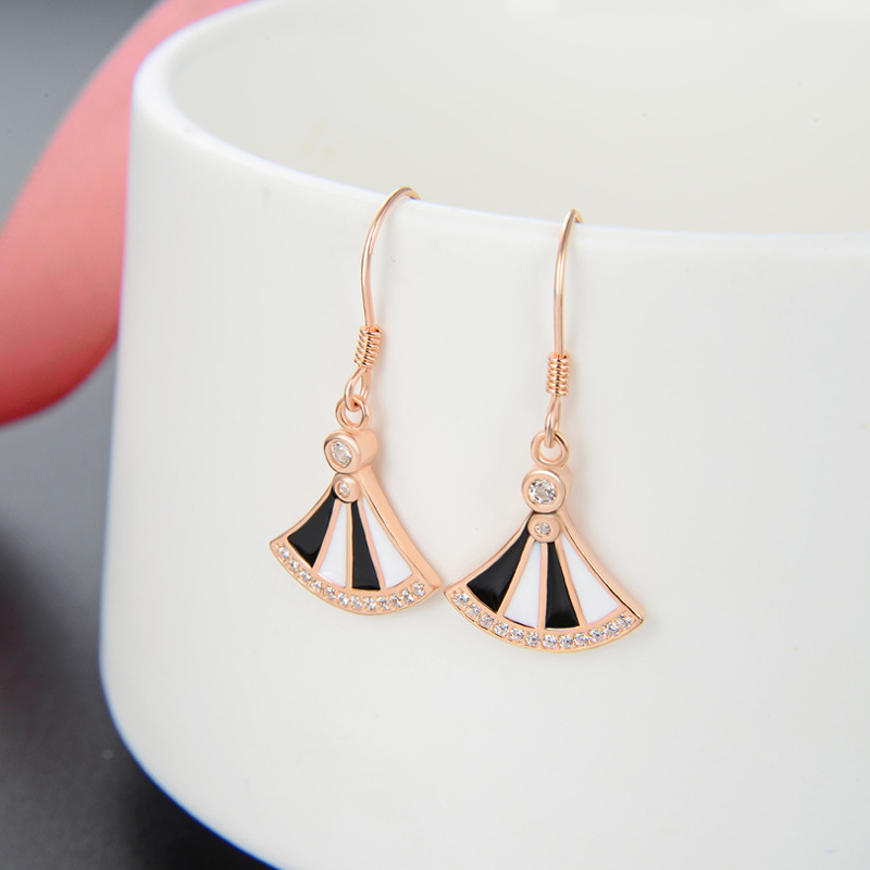 Japonés y coreano s925 pendientes de plata de la moda de las mujeres simples en forma de abanico pendientes novias regalo todo-fósforo Fuente de la joyería fábrica