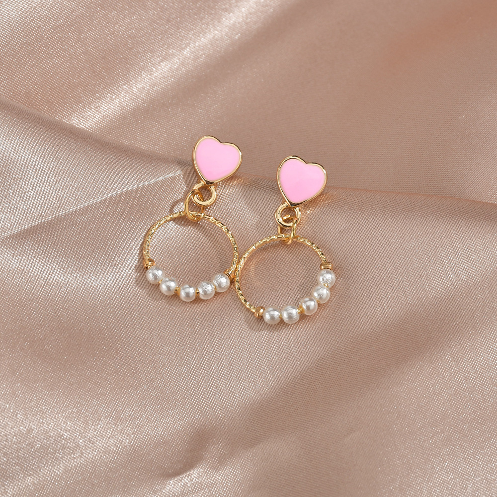 Boucles D'oreilles En Forme De Coeur D'amour Coréen Doux Rose Simple Motif Cercle Boucles D'oreilles Perles Élégantes En Gros Nihaojewelry display picture 4