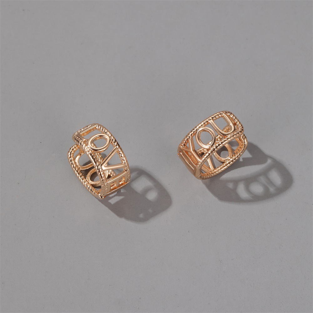 Nouvelles Boucles D'oreilles Créoles En Métal Boucles D'oreilles Boucle D'oreille Dames Simple Lettre Anglaise Boucles D'oreilles Creuses En Gros Nihaojewelry display picture 8