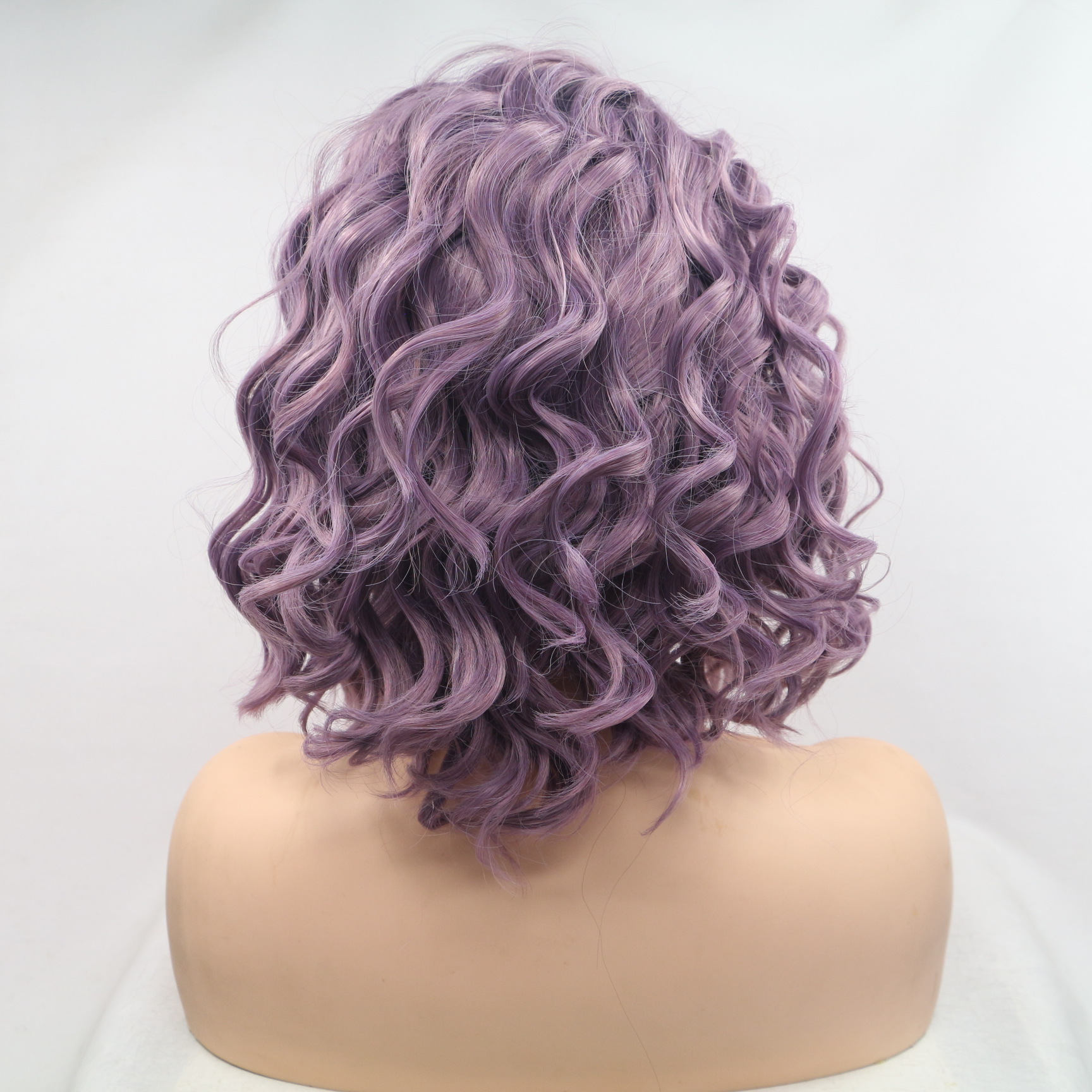 Comercio exterior Europa y América moda fibra química pelucas púrpura claro cabello corto rizado de seda de alta temperatura cubierta de cabeza mayorista