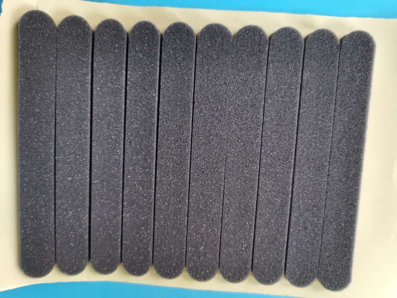 En stock suministro KN95 máscara esponja tira autoadhesiva almohadilla de esponja inodoro Puente de la nariz esponja palo gris esponja tira