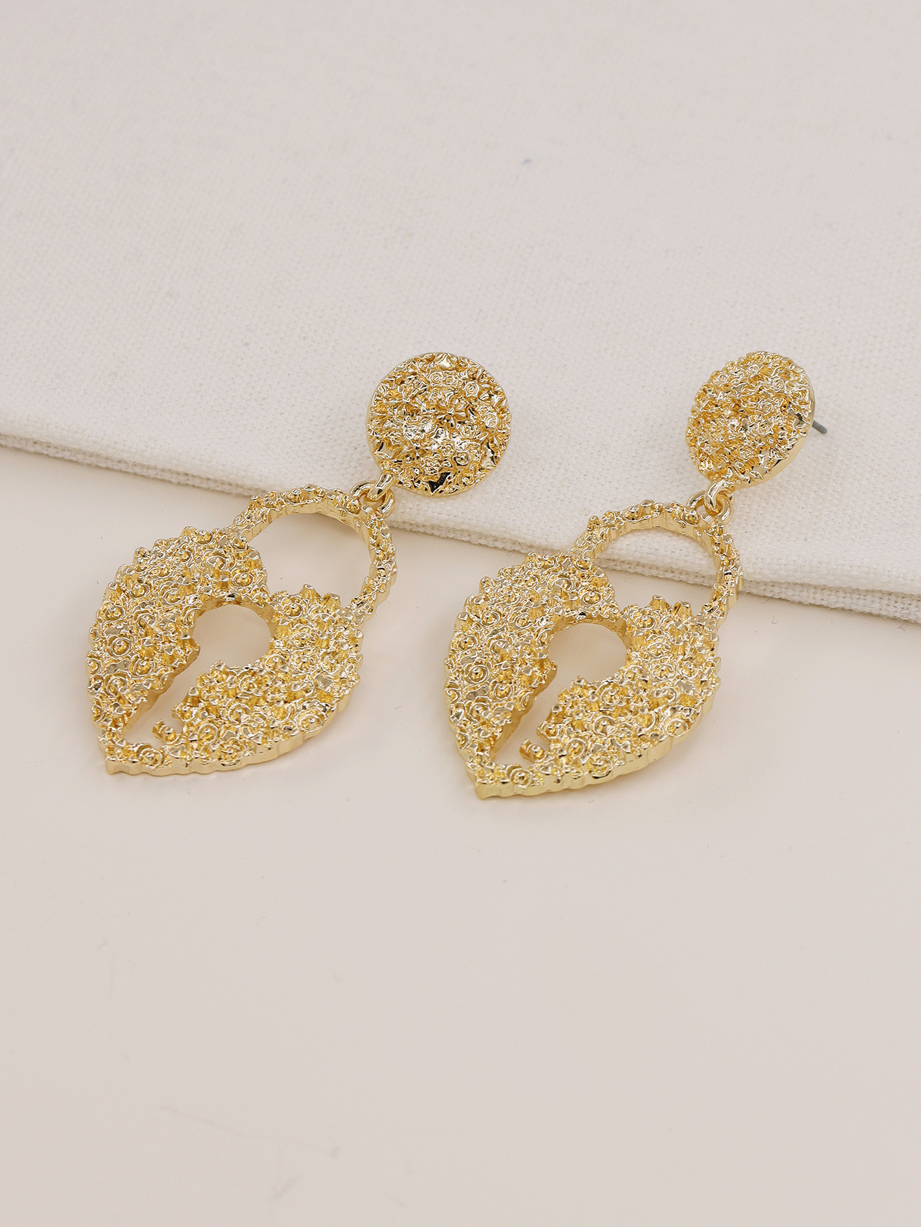 Vente Chaude Boucles D&#39;oreilles De Texture En Métal Boucles D&#39;oreilles En Alliage Pendentif Serrure Coeur display picture 2