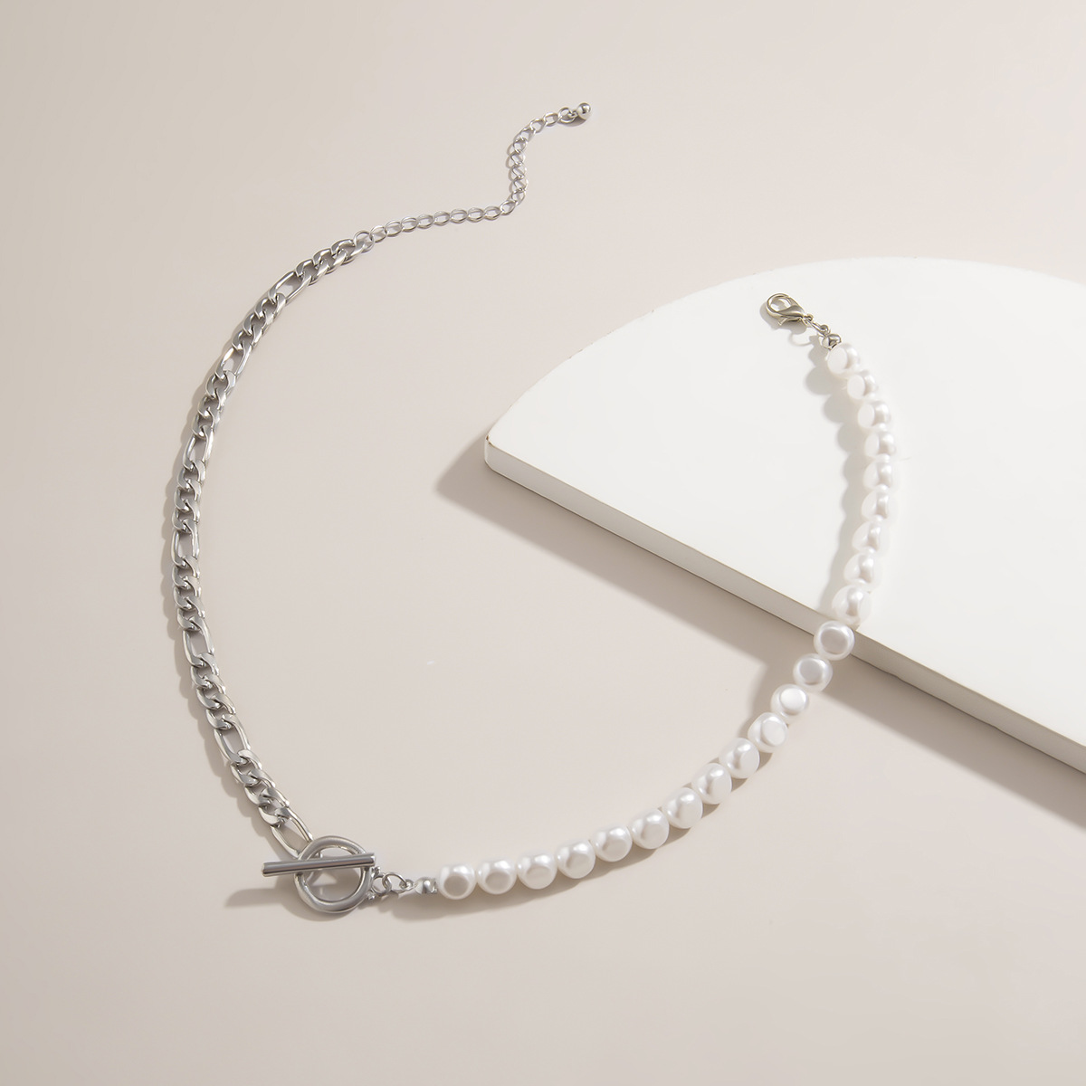 Retro Simple Pearl Alloy Necklace display picture 3