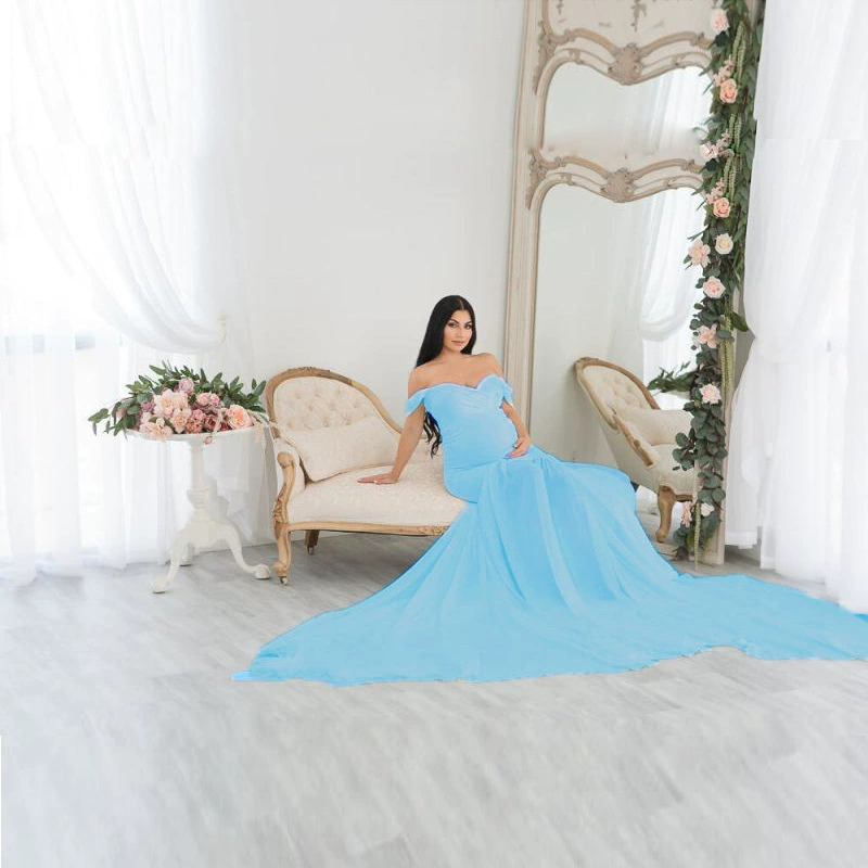 Detalle del corte y caída en vestido de embarazo
