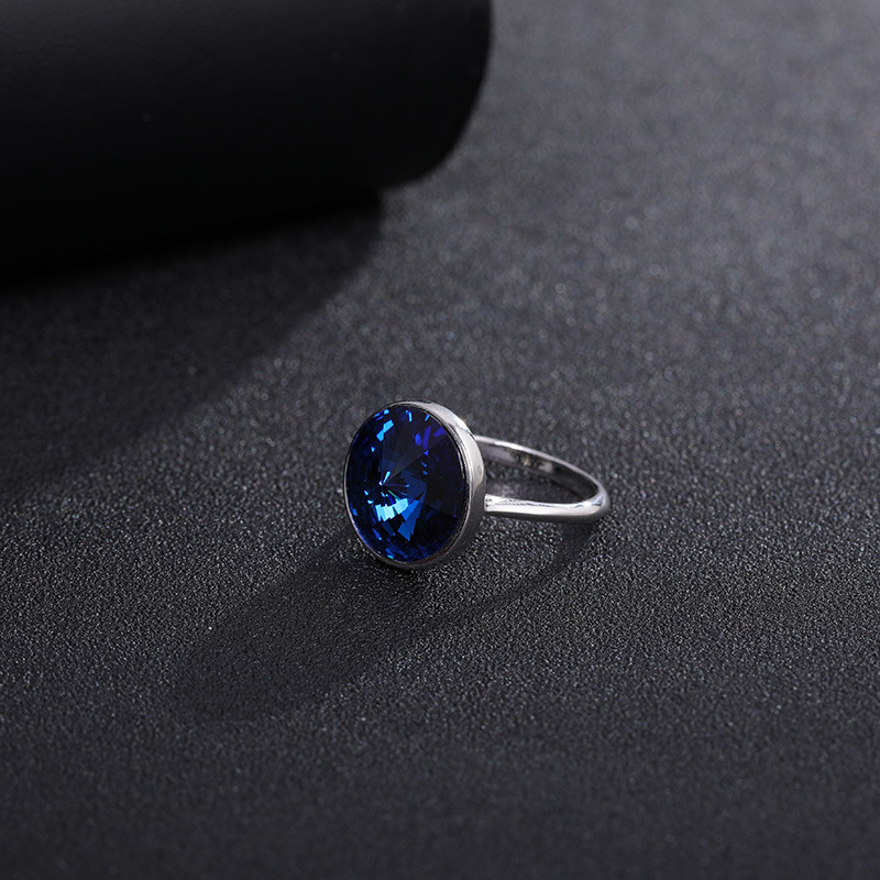 ŷ����Լ�¿�Բ�α�ʯ��ָŮ��ʱ�и��Կ羳���а���ָ����������