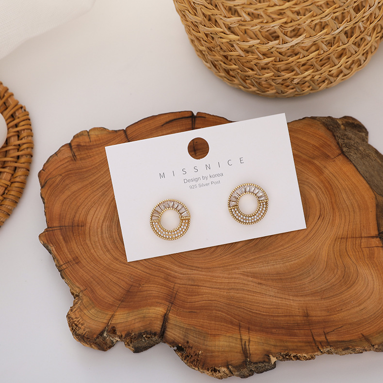 Korea 925 Silber Nadel Zirkon Perle Stitching Rund Einfache Wilde Geometrische Mode Ohrringe Für Frauen display picture 2