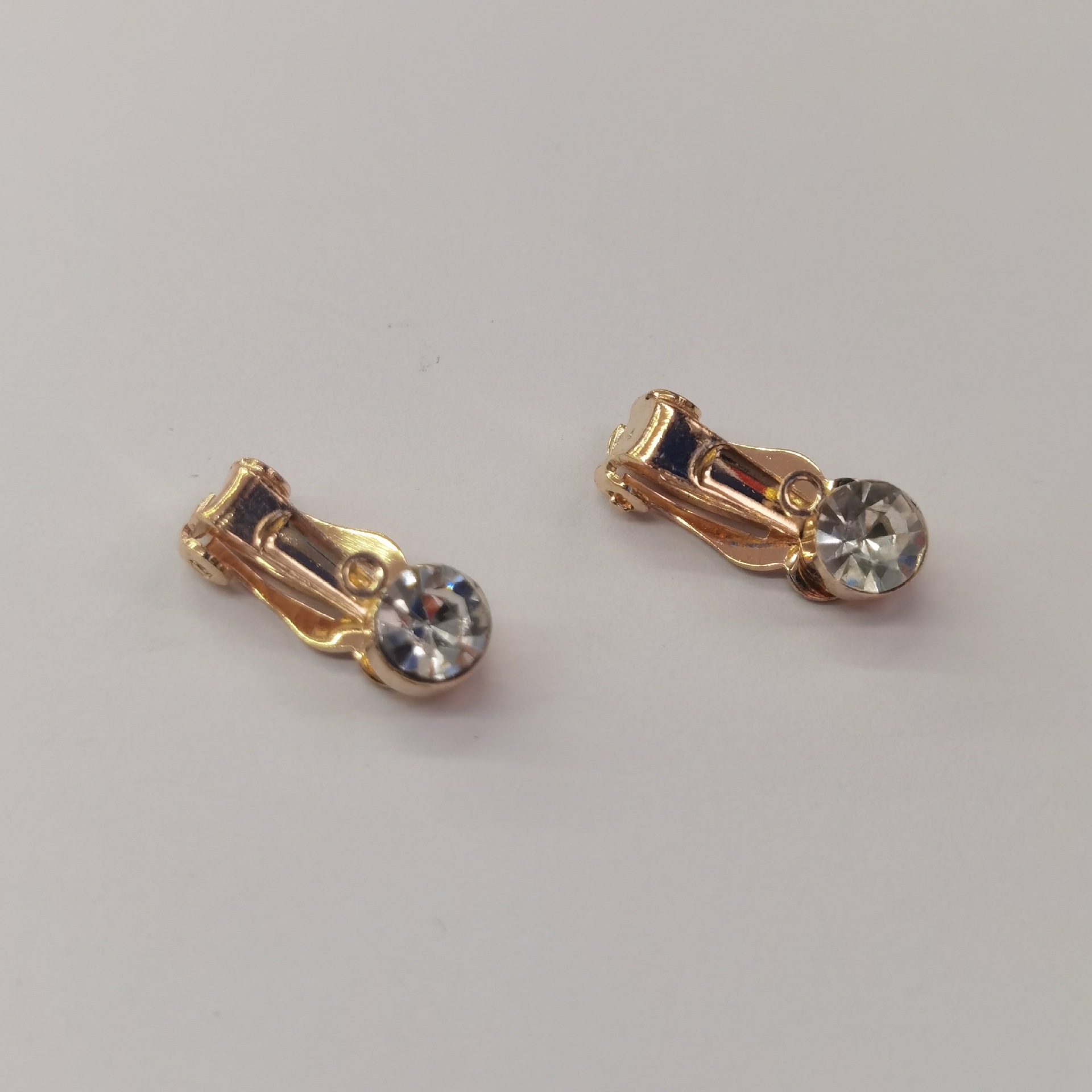 Long -legged ear clip inlaid red diamond KC gold