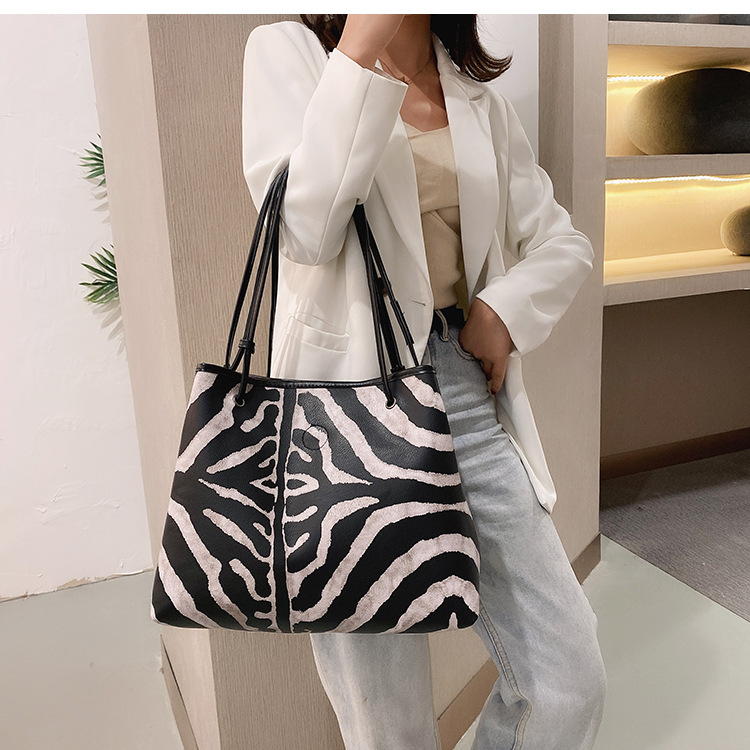 Autumn And Winter Women's Big Bags Fashion All-match Mother Shoulder Messenger Bag display picture 11