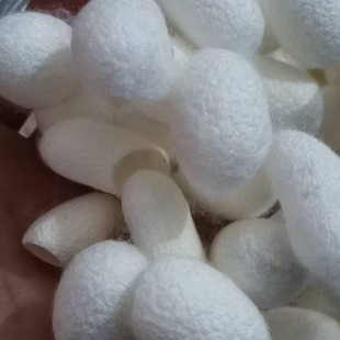 Silkworm Cocoon Shell Naturally удаляет черные раковины для шелковицы, чтобы удалить кератоновую ферму коконовый шарик пальцев, чтобы вымыть лицо