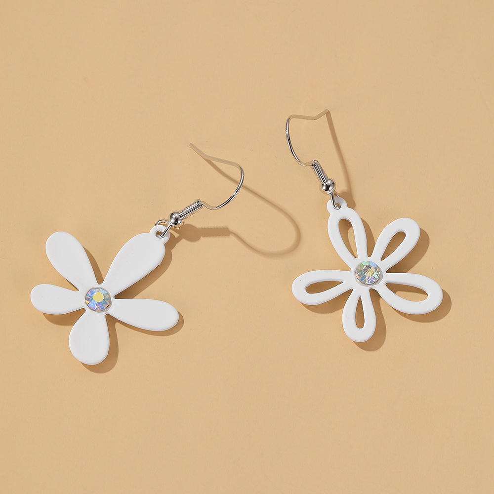 New Earrings About Asymmetric Hollow Flower Earrings Small Fresh Girl Feeling Five Petals Earrings Wholesale Nihaojewelry display picture 5