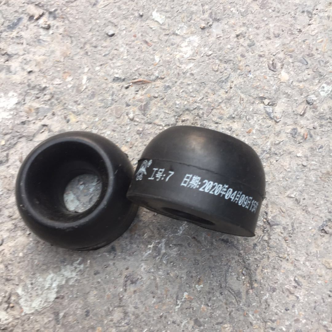 AZ1642430097 豪沃驾驶室翻转前胶垫3