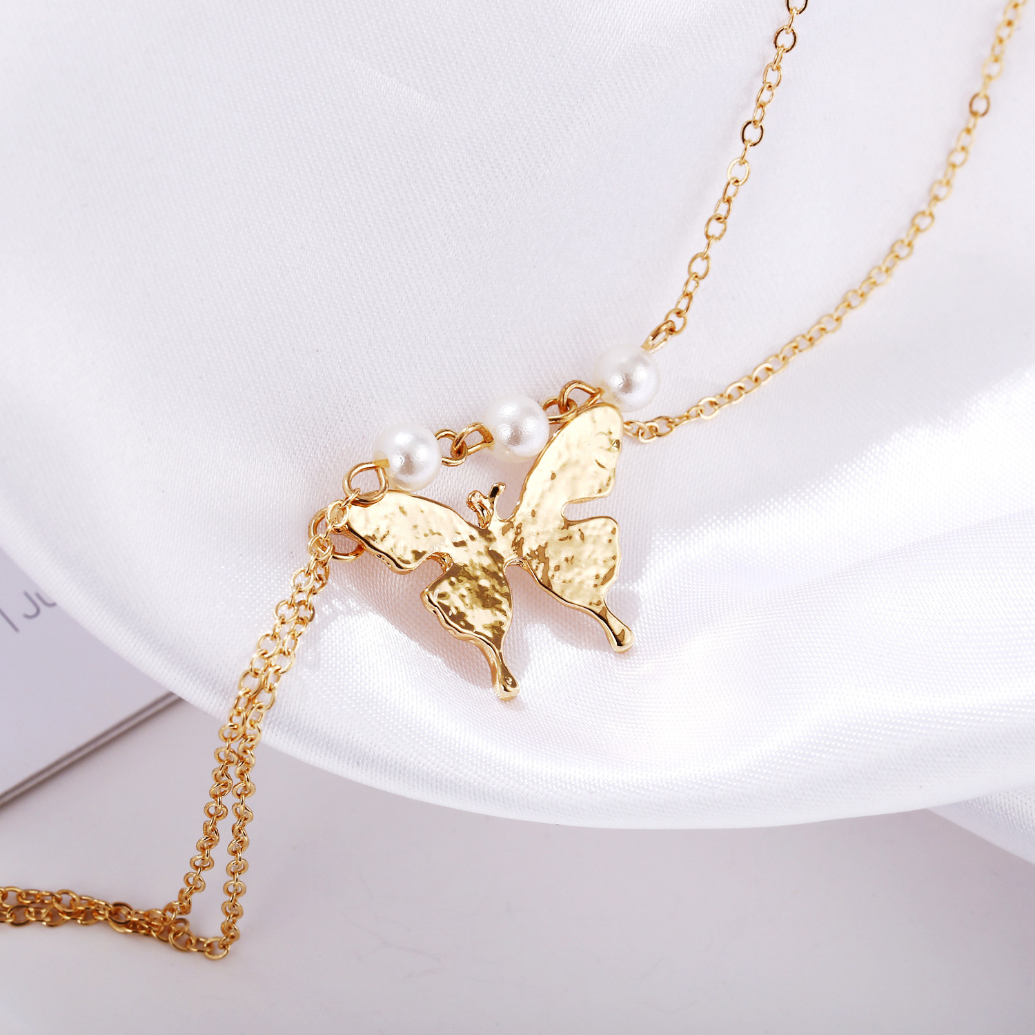 Hot Double-layer Imitation Pearl Butterfly Pendant Necklace Creative Retro Clavicle Chain Wholesale Nihaojewelry display picture 5