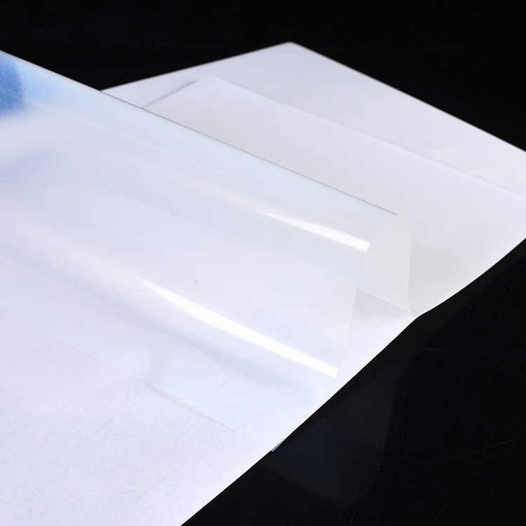 Los fabricantes suministran a prueba de agua PET adhesivo translúcido PET papel de etiqueta transparente de impresión láser de inyección de tinta
