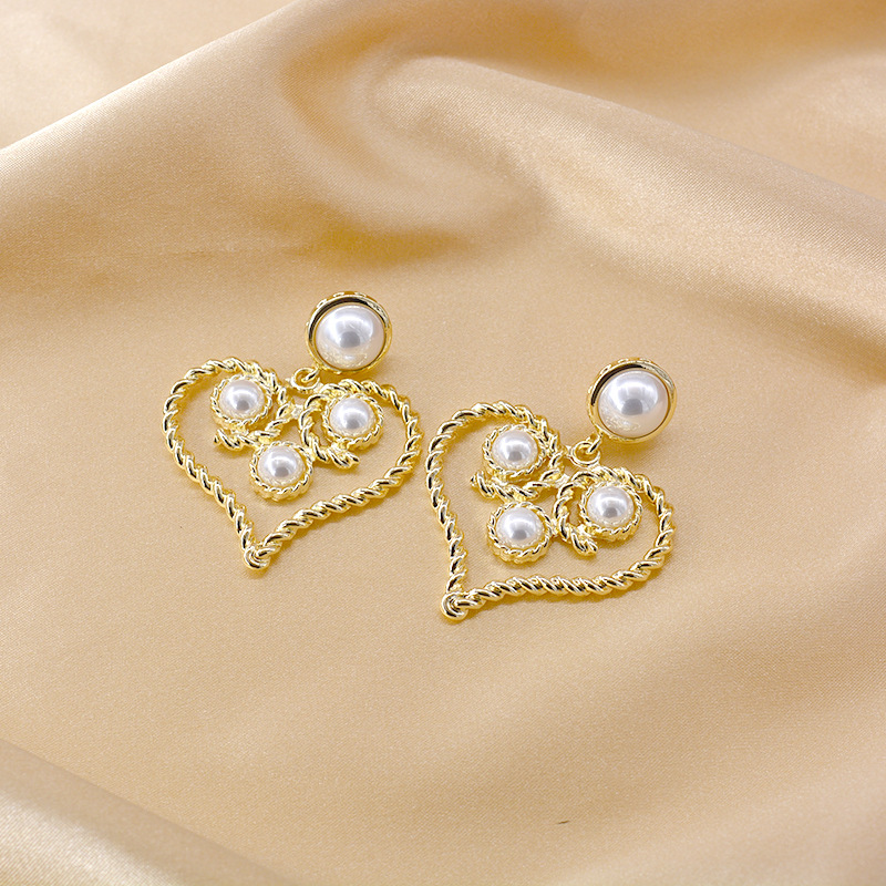 Baroque Retro Hollow Pearl Twist Heart Earrings Wholesale Nihaojewelry display picture 5