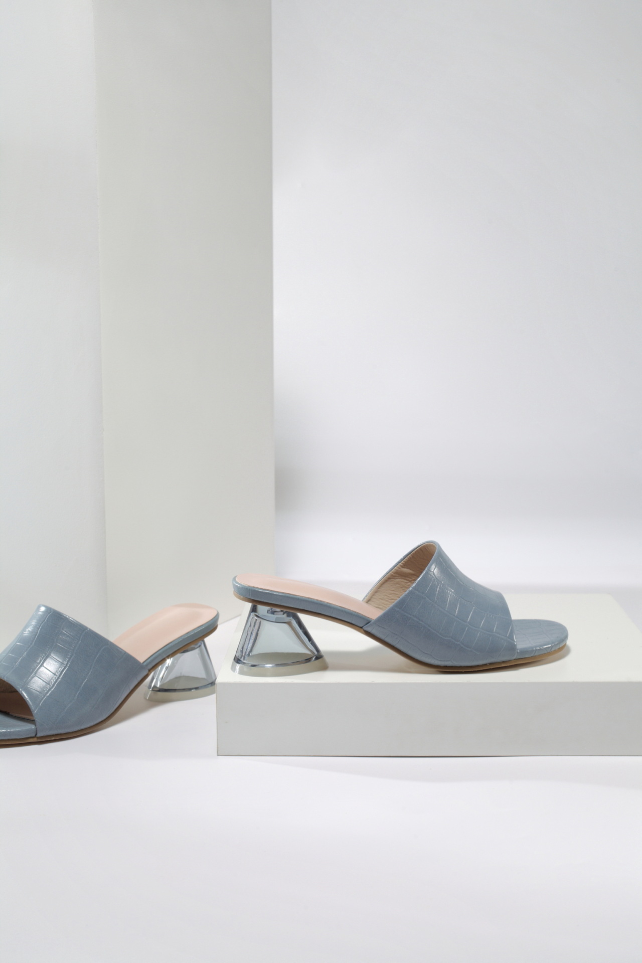 Crystal-heeled sandals Clear and stone-patterned square midheel slippers_voghion.com