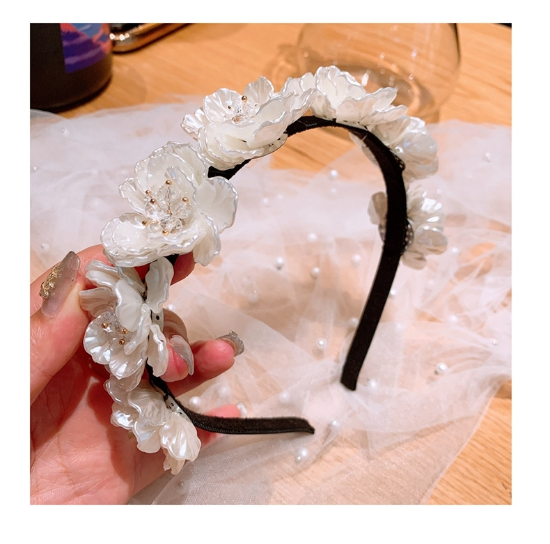 Korean Retro Small Fragrance Style Handmade Shell Flowers White Wild Headband Jewelry Wholesale Nihaojewelry display picture 5