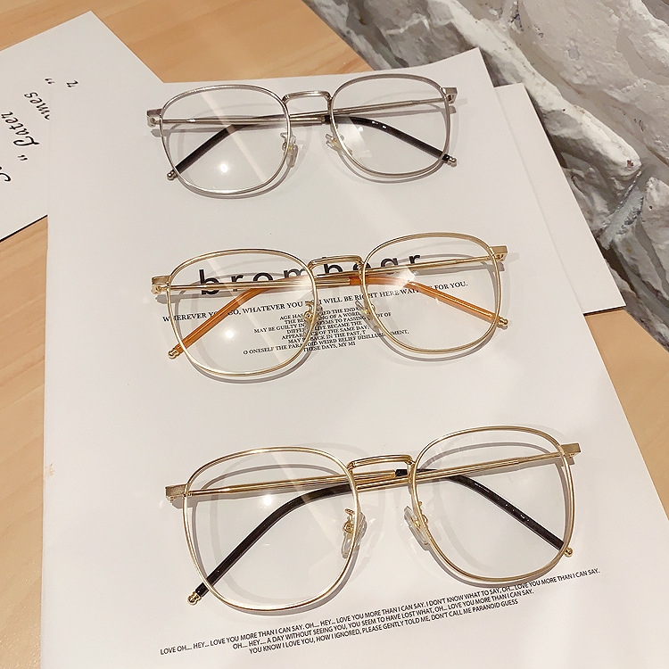 Lisa with the same metal frame glasses m...