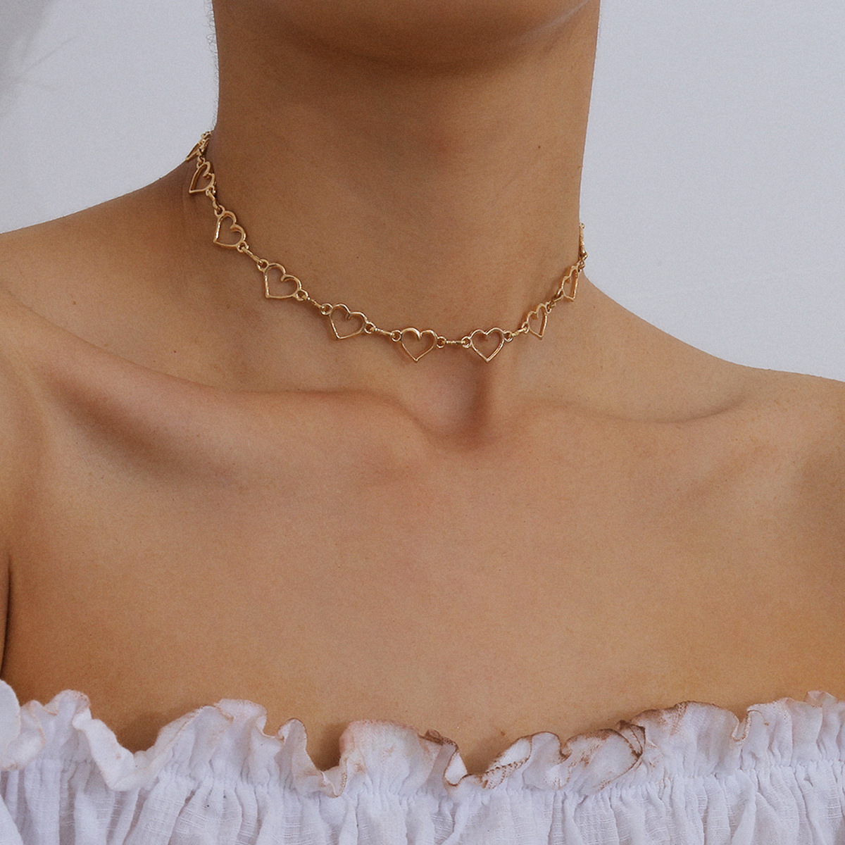 Fashion Jewelry Sweet Hollow Single-layer Clavicle Necklace Simple Geometric Small Love Chain Necklace Wholesale Nihaojewelry display picture 2