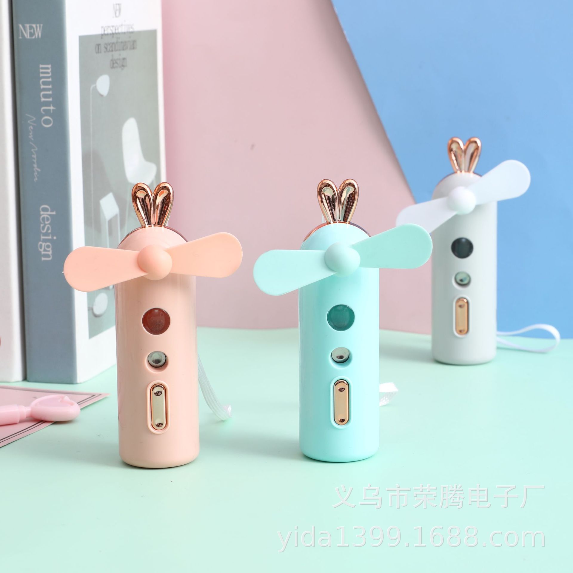 Automatic moisturizing spray
