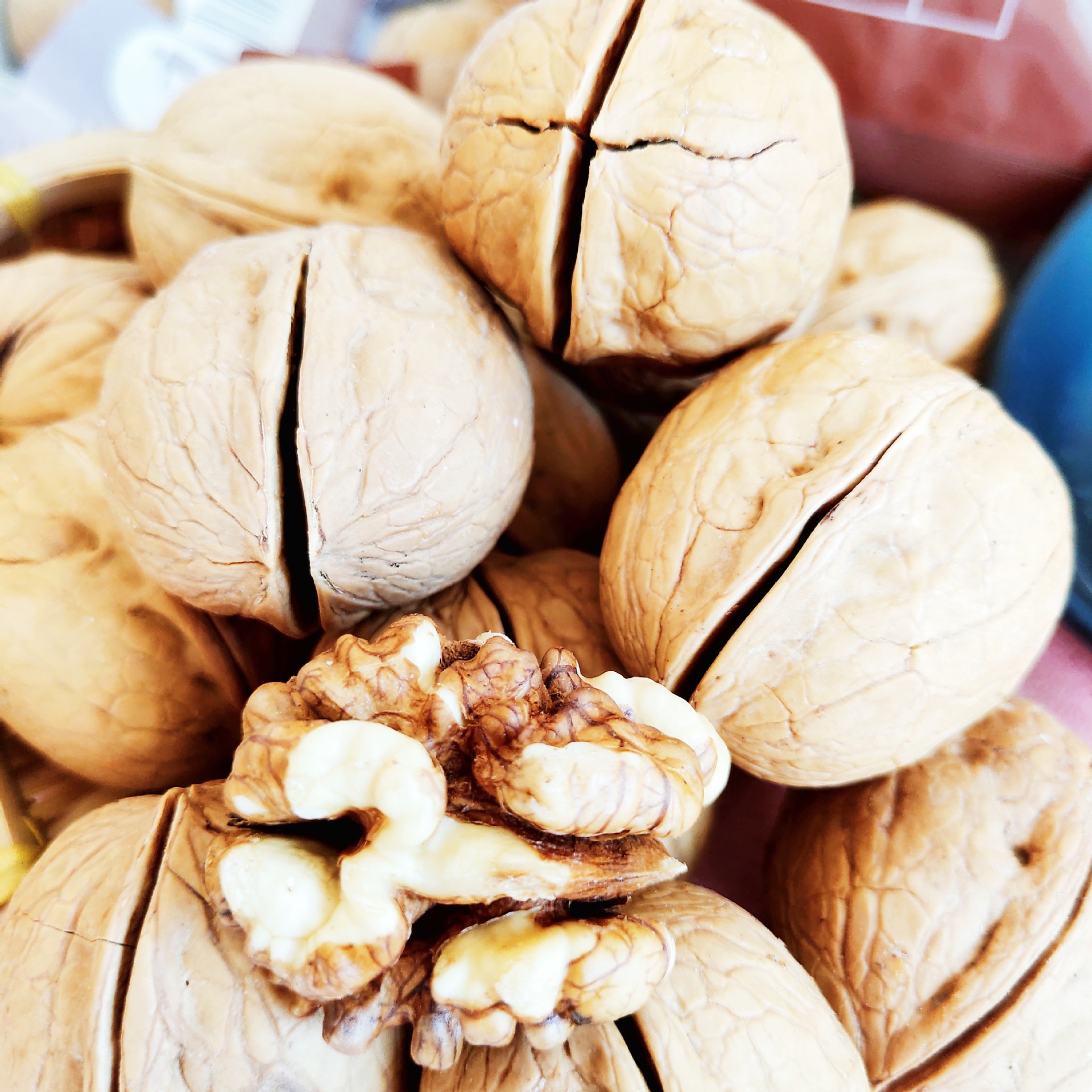 Xinjiang specialty Skinning Walnut Uniform Meat Full Crispy Tasty 500 Gram packs Ripe walnuts