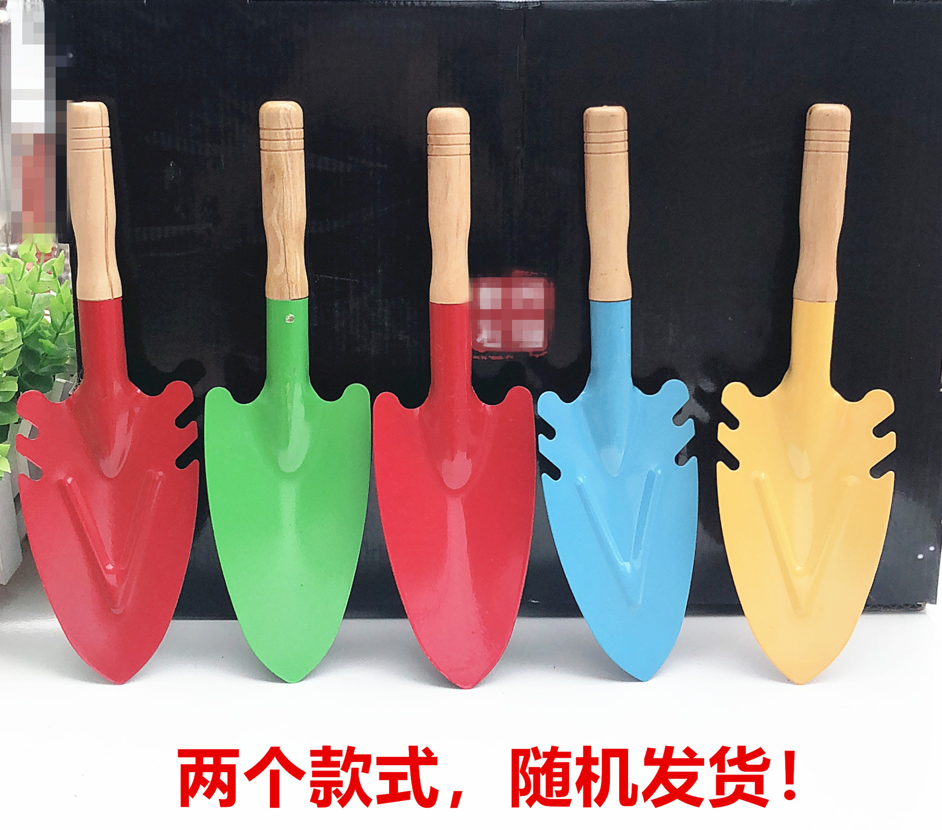 Small shovel with wooden handle Pointed spade Two yuan General merchandise Source of goods Stall Rivers and lakes Commodity Two yuan Garden shovel