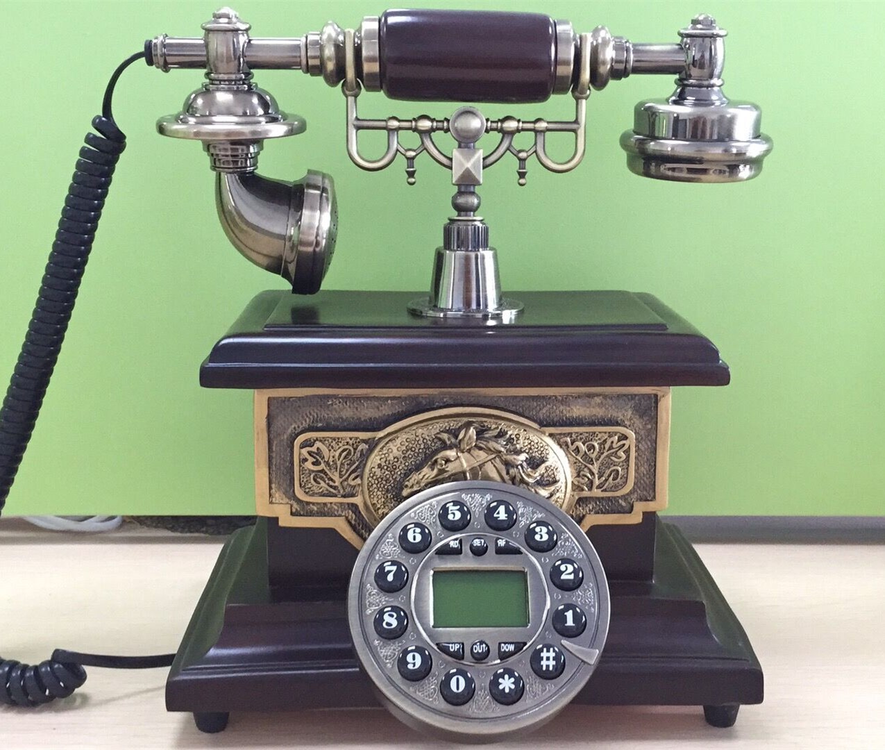 Manufacturer supplies antique-style telephones, retro landline telephones, and creative crackled gold telephones.