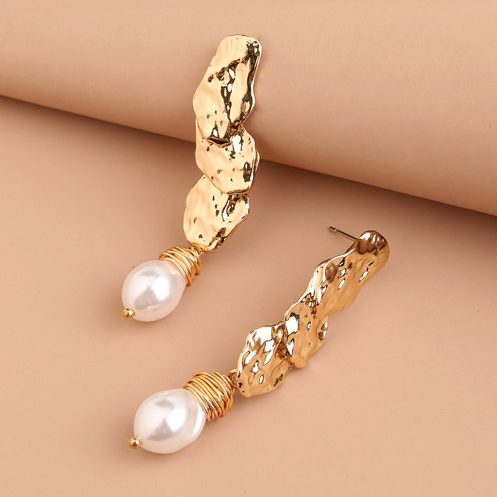 Fashion Retro Special-shaped Metal Baroque Pearl Earrings display picture 3