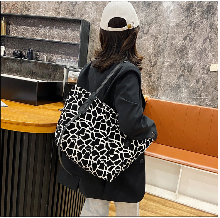 New Trendy Fashion  Large-capacity Tote Bag display picture 9