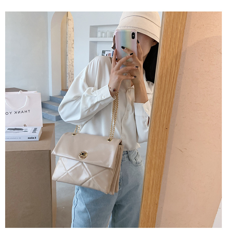 New  Wild Rhombus Chain Shoulder Messenger Retro Simple Large-capacity Women's Bag display picture 22