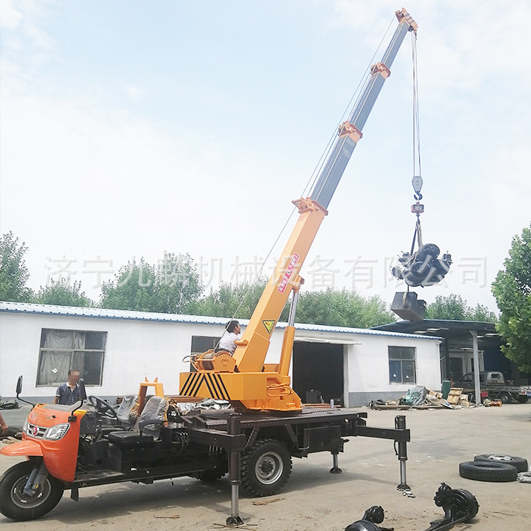 厂家定做农用5吨6吨三轮车吊车 九麟自制建筑用液压伸缩臂起重机