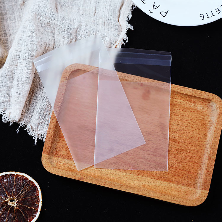 Directo de fábrica blanco lunares esmerilado bolsa autoadhesiva bolsa de embalaje de galletas de vaca caramelo copo de nieve crujiente bolsa de autosellado en stock