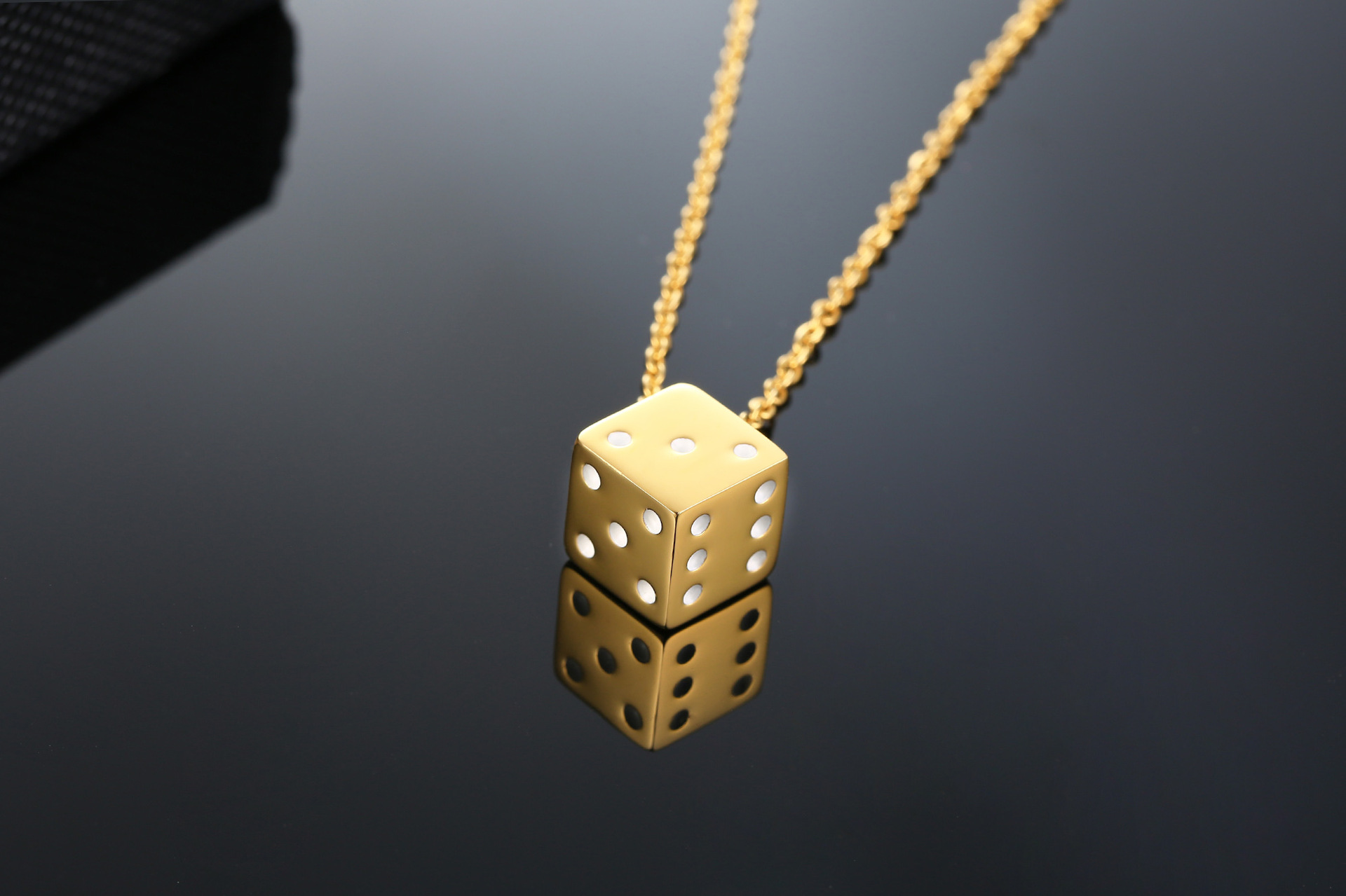 Simple Style Dice Stainless Steel Plating Pendant Necklace display picture 8