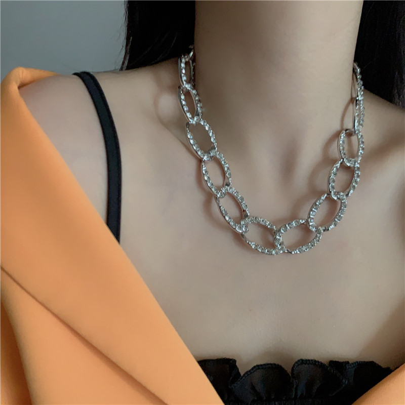 Retro Full Diamond Buckle Metal Necklace Light Exaggerated Clavicle Neck Chain Wholesale Nihaojewelry display picture 4