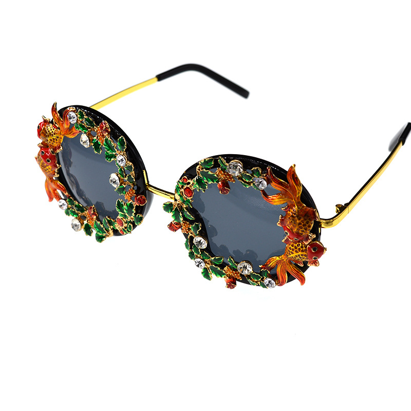 2020 Personal Isierte Mode Sonnenbrille Barock Retro Hohle Geschnitzte Kleine Fisch Sonnenbrille Blume Schmetterling Strand Brille display picture 8